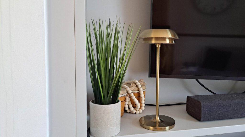 I tried this unconscious lamp, and he solved a thing that I always hated about rechargeable Lighting