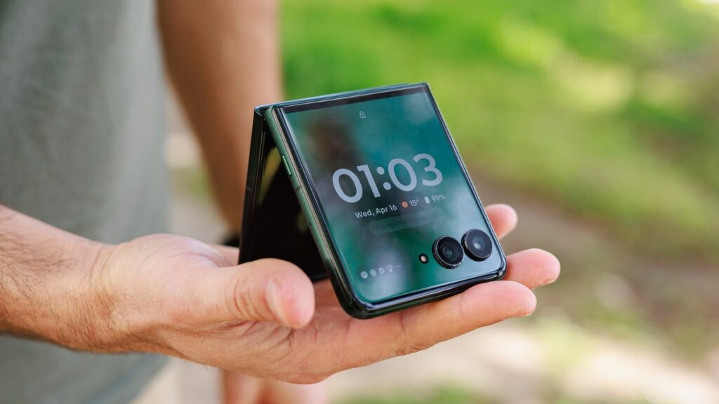 Clock is hitting on this special Razr Ultra (2025) contract