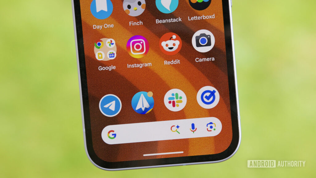 Google changed the search bar on my pixel home screen. I hate her