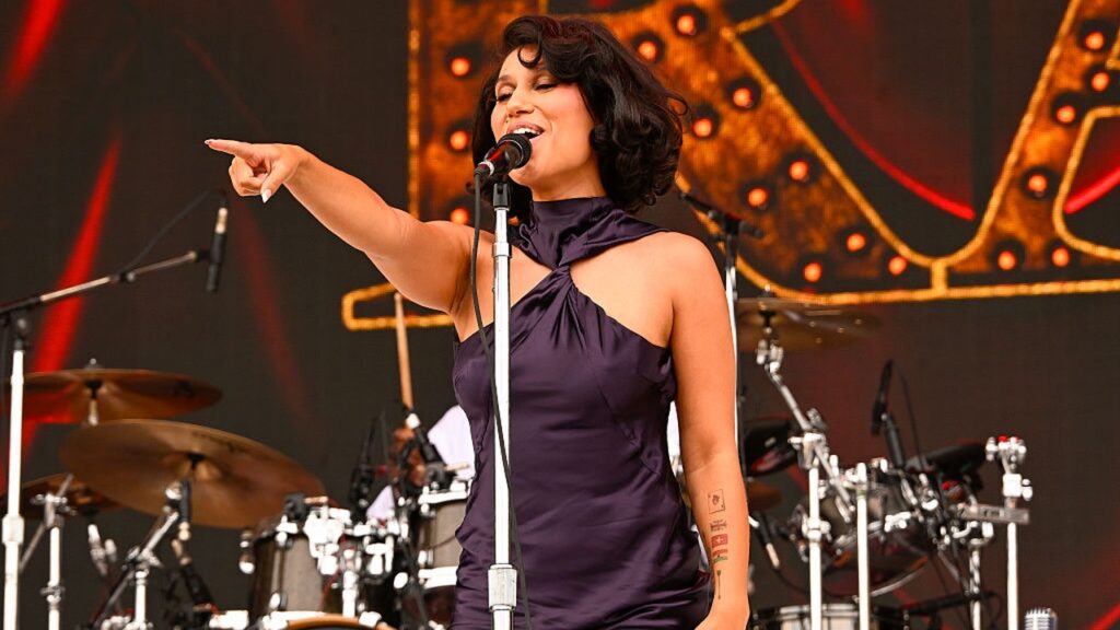 How to see ray for free in Glastinbury 2025