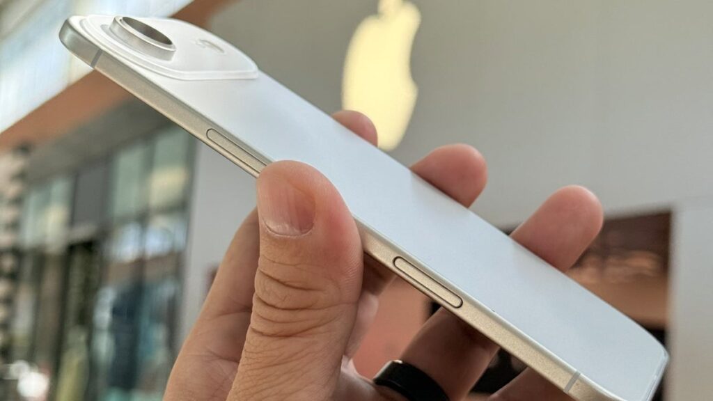 IPhone 17 Air Display Cracking, Apple Deleted from Bow Supply