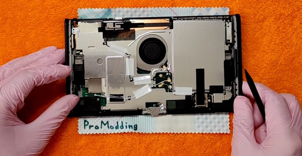 Look with the first tear of the console within the Nintendo Switch 2