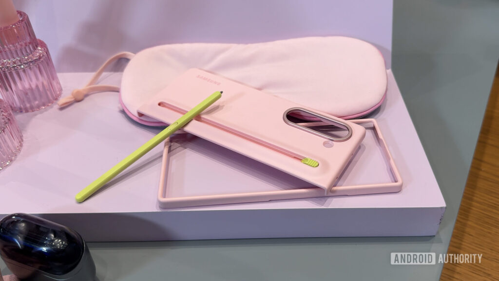 Rumors of fold 7s pen somehow is confused