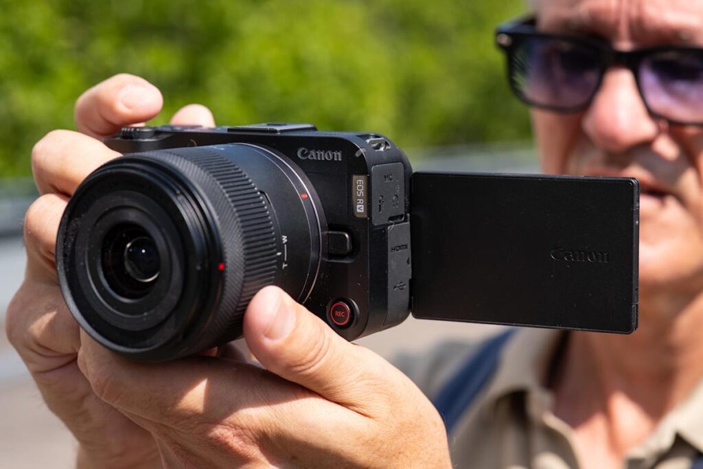 An affordable blogging camera that is behind its rivals