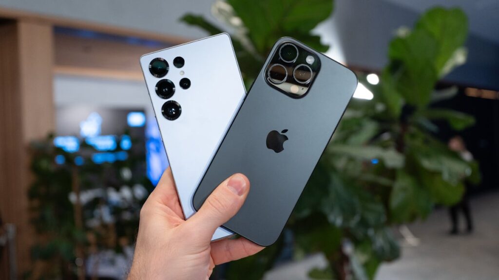 Apple and Samsung Hardware strategies are turning with iPhone 17 and Galaxy S26