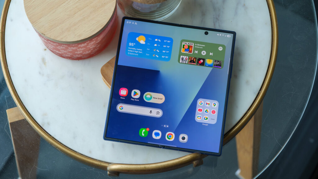 Buyers report that Galaxy Z Fold 7 Demo Unit is not opening flat