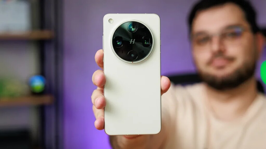 Forget the camera control button like iPhone, this flagship has some better way for photos