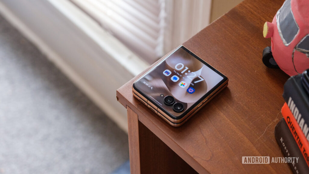 Motorola razor ultra comes with free smart watch and 1 TB upgrade