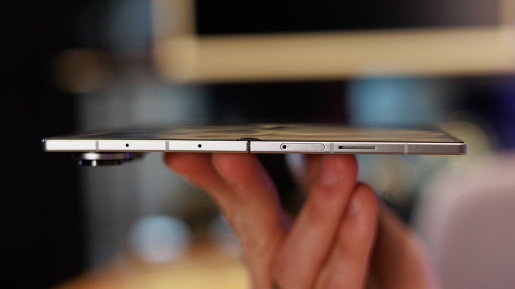 People who browse the Galaxy Z Fold 7 in stores have seen a problem