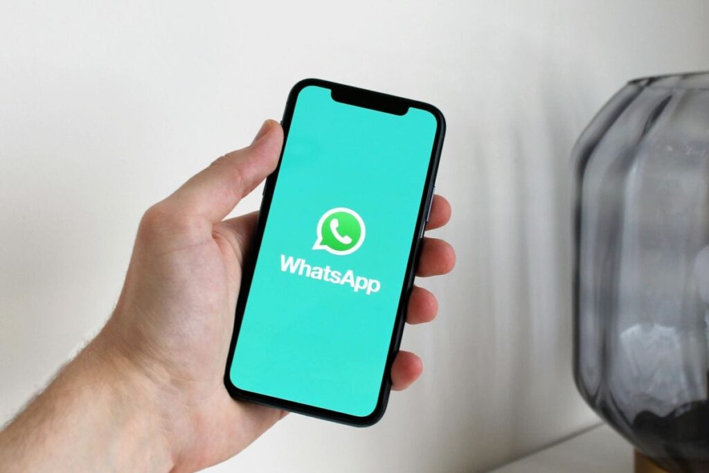 WhatsApp rolls the feature of AI -powered chat wallpaper. Threaded message answers shown in progress WhatsApp rolls the feature of AI -powered chat wallpaper. Threaded message answers shown in progress