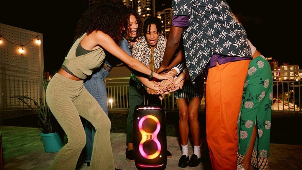 JBL Party Box Stage 320 Pack 240W Power, its own Light Show, and now he’s more affordable JBL Party Box Stage 320 Pack 240W Power, its own Light Show, and now he’s more affordable