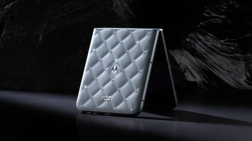 Motorola Razr 2025 is treated by Swarovski but without sticker trauma