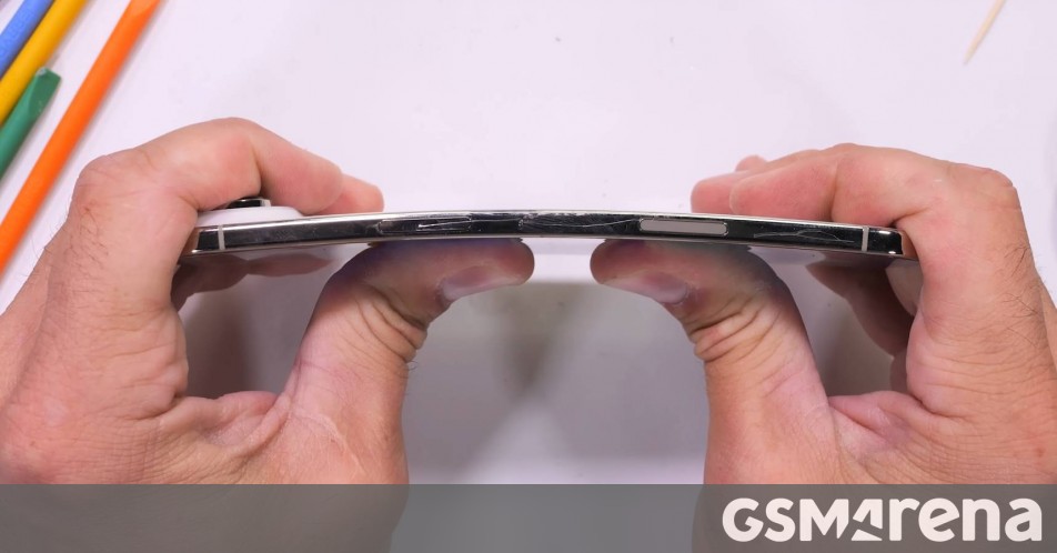 IPhone Air vs. twist test: Can Apple’s thin 5.6 mm phone survive? IPhone Air vs. twist test: Can Apple’s thin 5.6 mm phone survive?