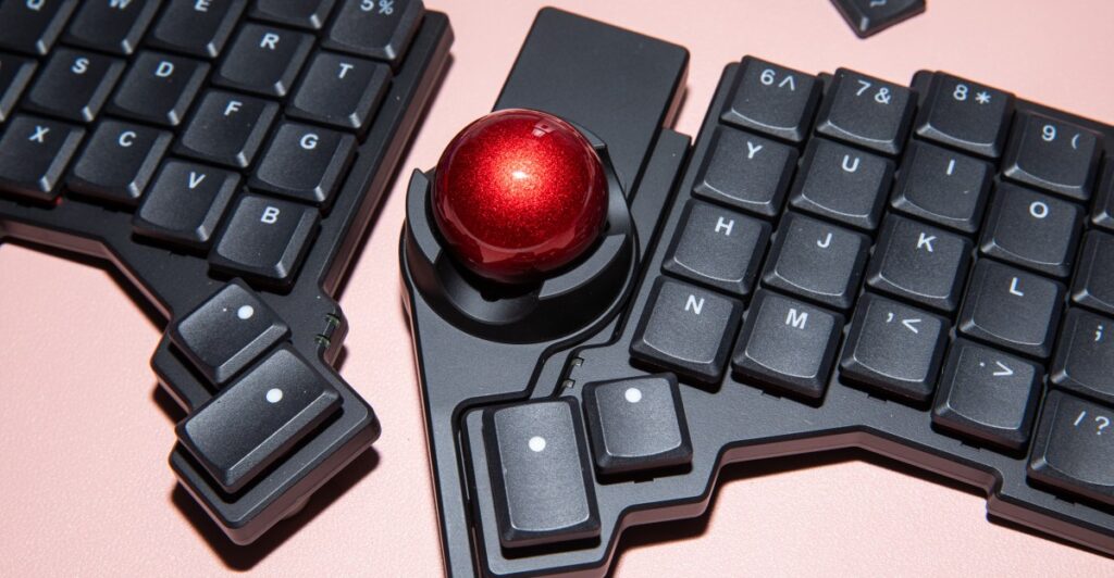 ZSA Voyager Keyboard and Navigator Trackball Review: For Tinkerers